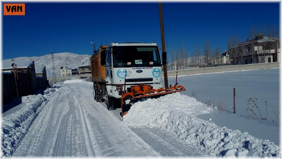 Çaldıran'da karla mücadele çalışmaları devan ediyor