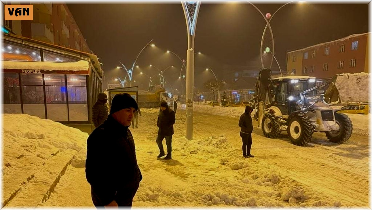 Çaldıran'da karla mücadele çalışması