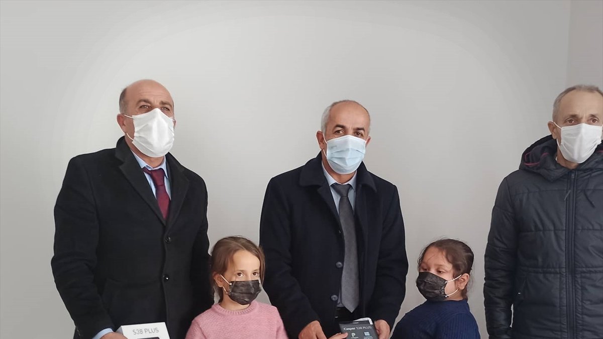 Çaldıran'da öğrencilere tablet desteği