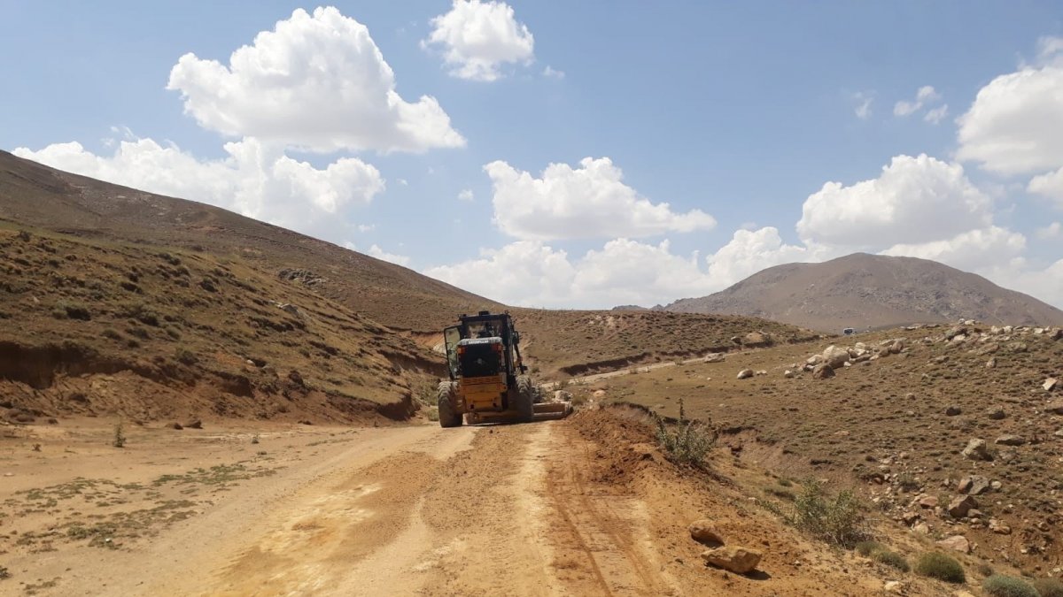Çaldıran'da selden dolayı bozulan tarımsal arazi yolları onarılıyor