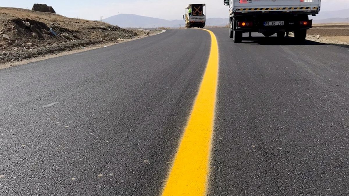 Çaldıran'da yol çalışmaları