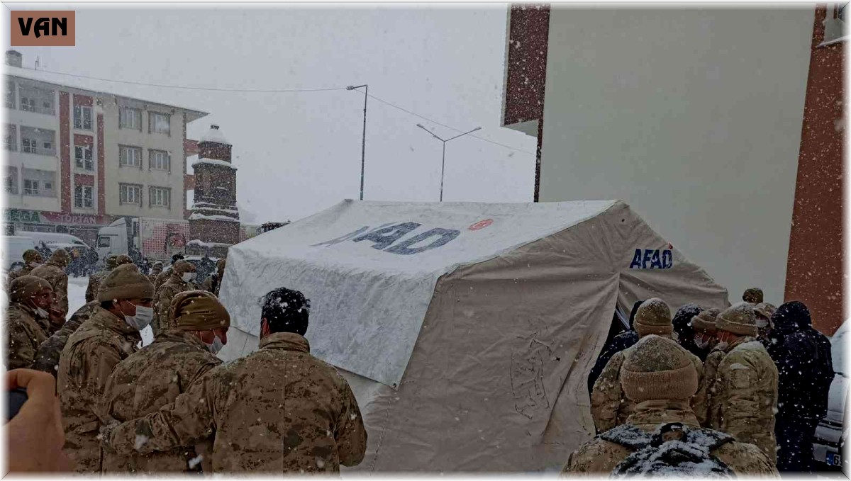 Çaldıran'daki güvenlik korucularına afet eğitimi