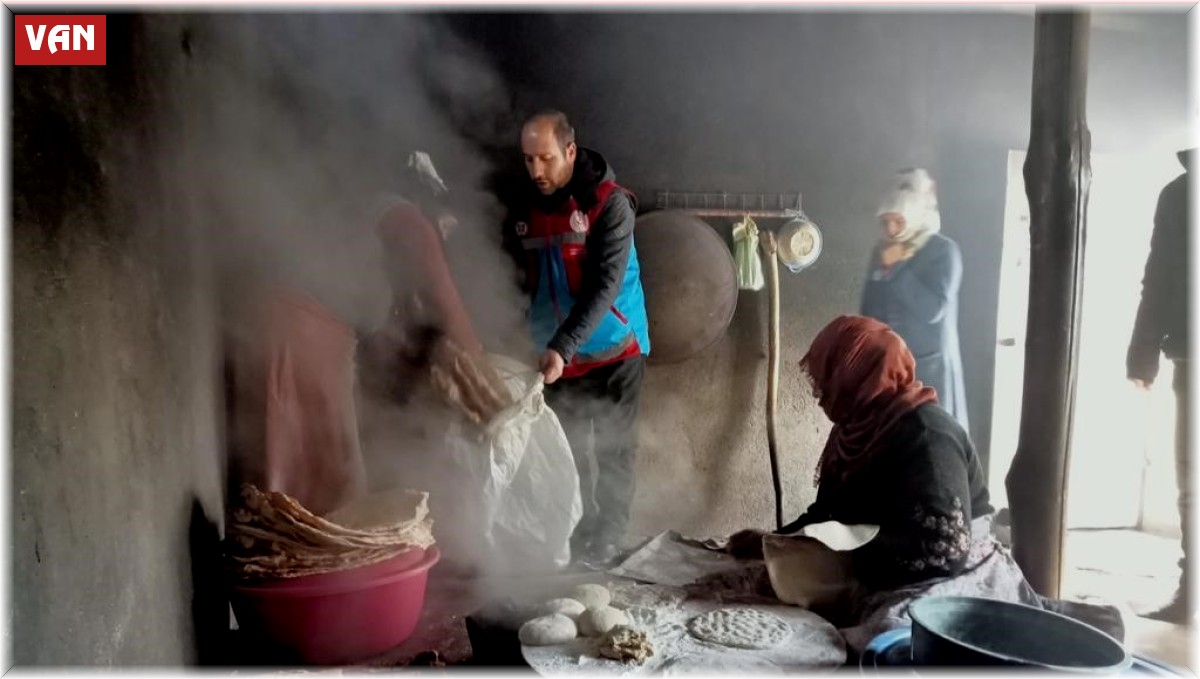 Çaldıranlı kadınlar depremzedeler için ekmek pişirdi