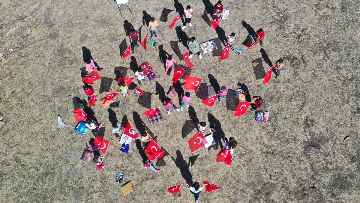 Çalıkuşu Tuğba, köylerde okuma atölyeleri kurarak öğrencilerin gönlüne dokunuyor