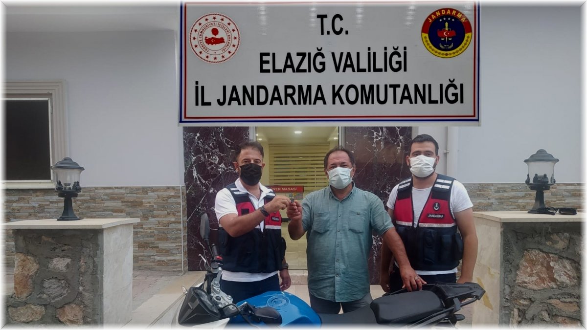 Çalınan motosiklet jandarma tarafından bulunarak sahibine teslim edildi