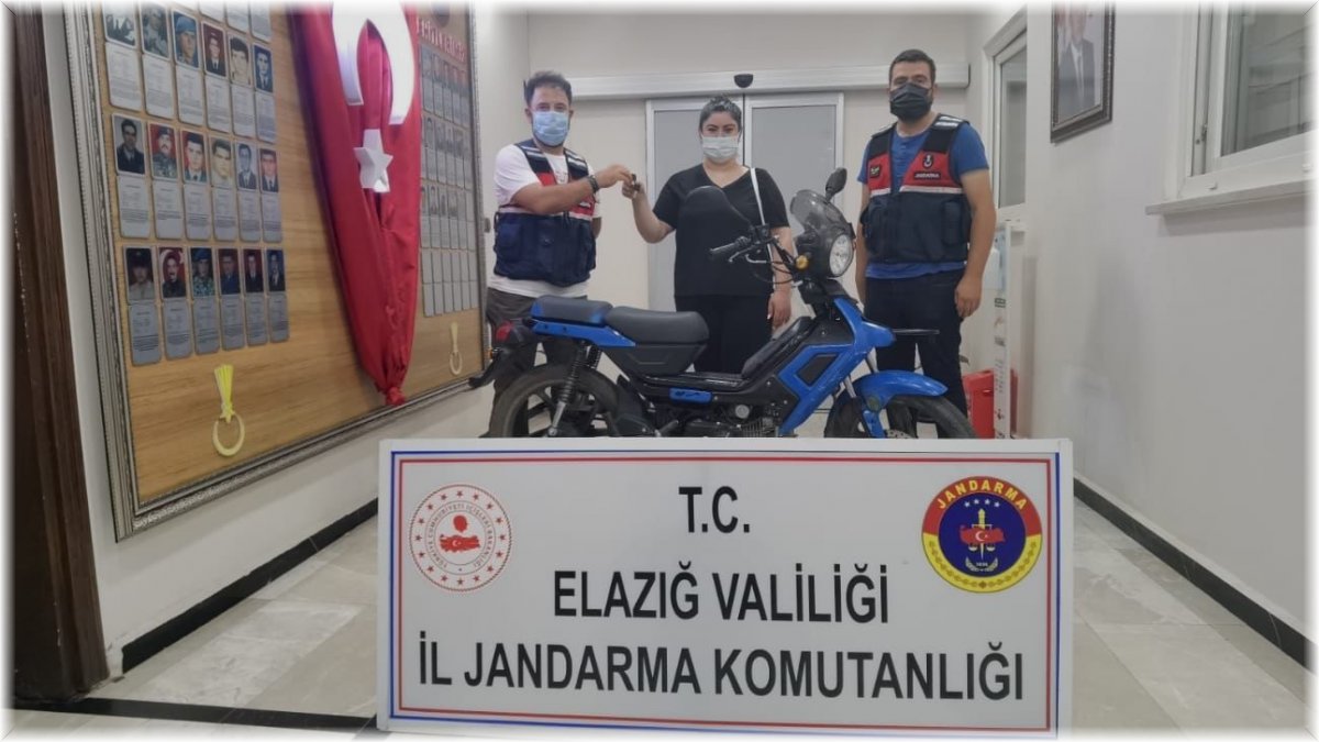 Çalınan motosiklet jandarma tarafından bulunarak sahibine teslim edildi