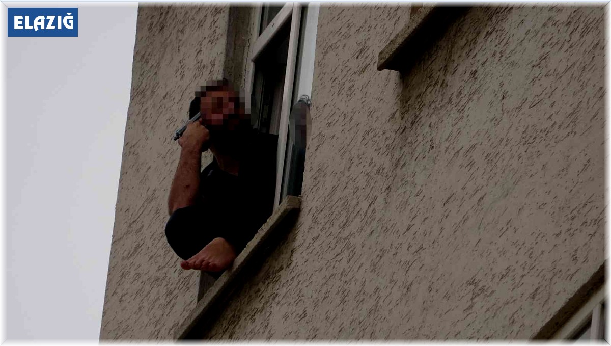 Cama çıkıp kafasına silah dayayan şahıs 9 saatin sonunda ikna edilerek indirildi