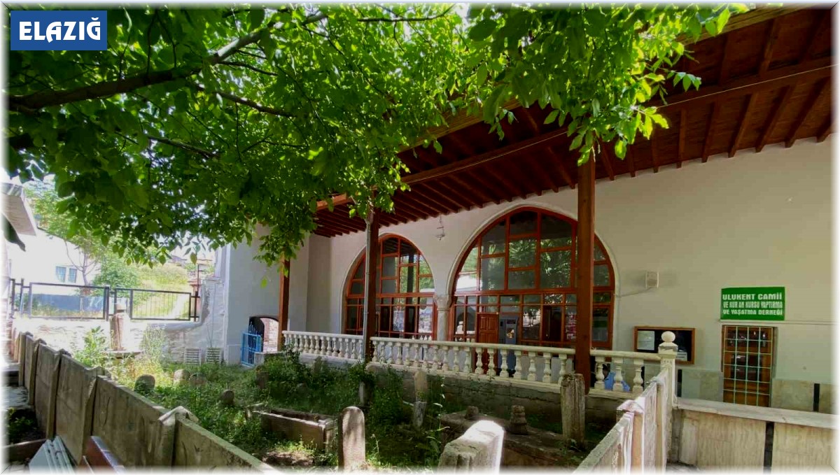 Cami avlusundaki 200 yıllık tarihi mezarlar gün yüzüne çıkarılmayı bekliyor