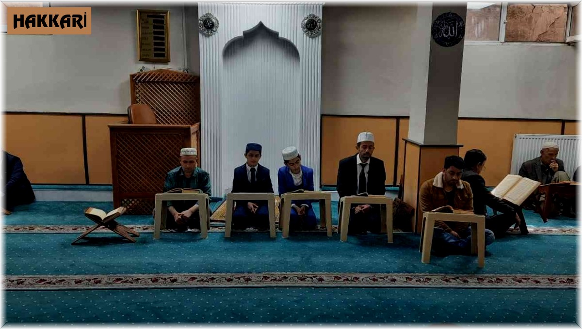 Cami cemaatinden küçük hafızlara büyük ilgi