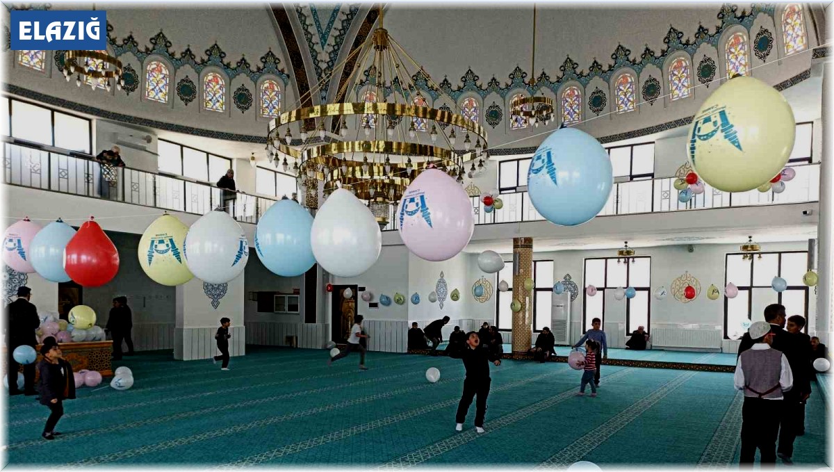 Cami, çocuklar için balonlarla süslendi