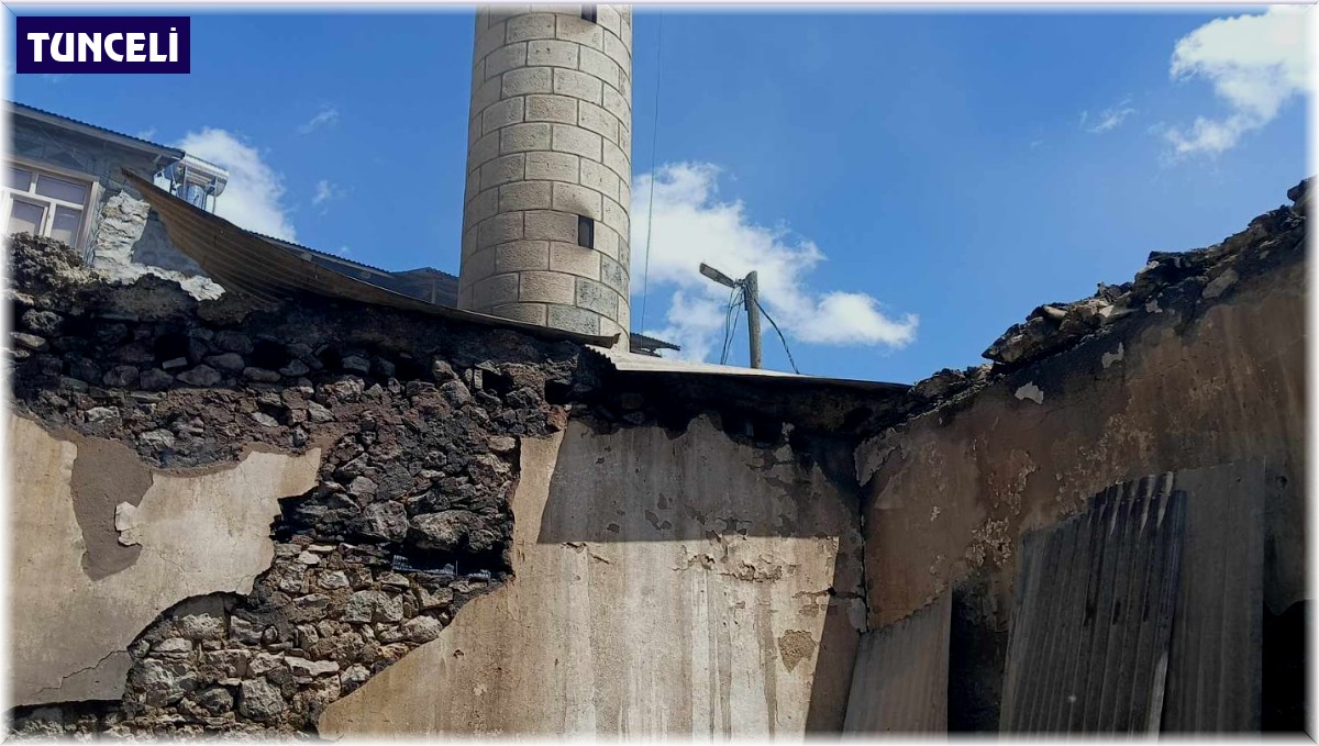 Camide çıkan yangın eve sıçradı