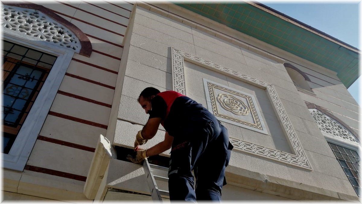 Caminin dış kaplamasına sıkışan yavru kediyi itfaiye kurtardı