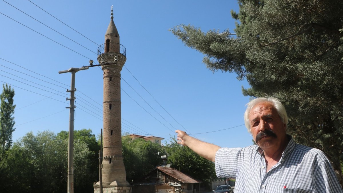 Camisi yıkılan yalnız minare, zamana meydan okuyor