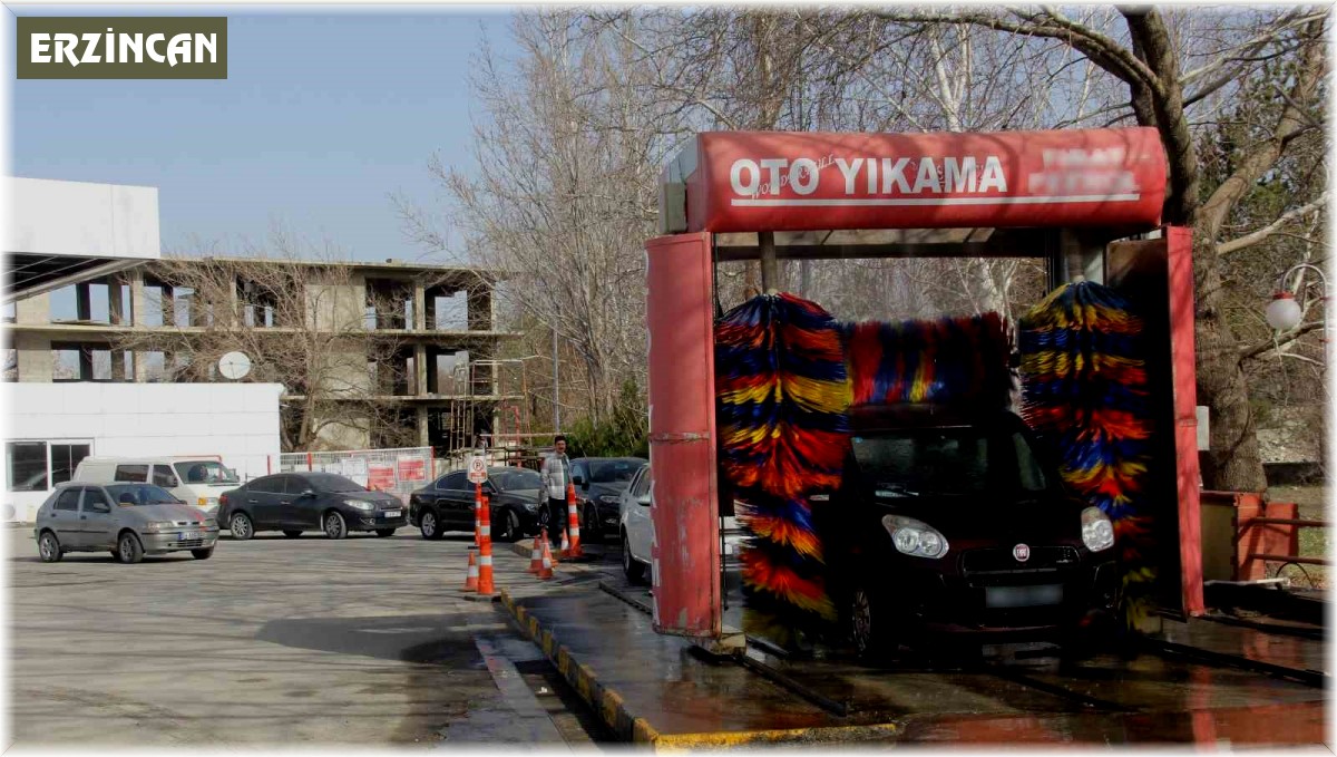 Çamur yağdı, araç şoförleri oto yıkamalarda sıra oluşturdu