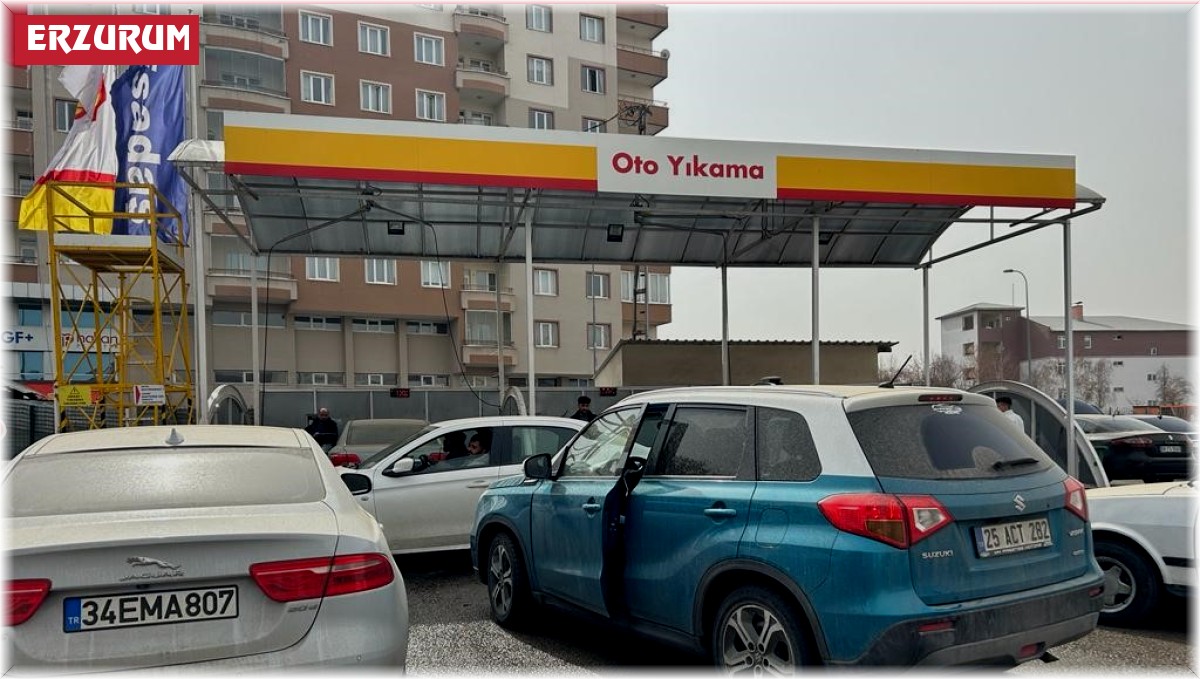 Çamur yağdı, araç şoförleri oto yıkamalarda sıra oluşturdu