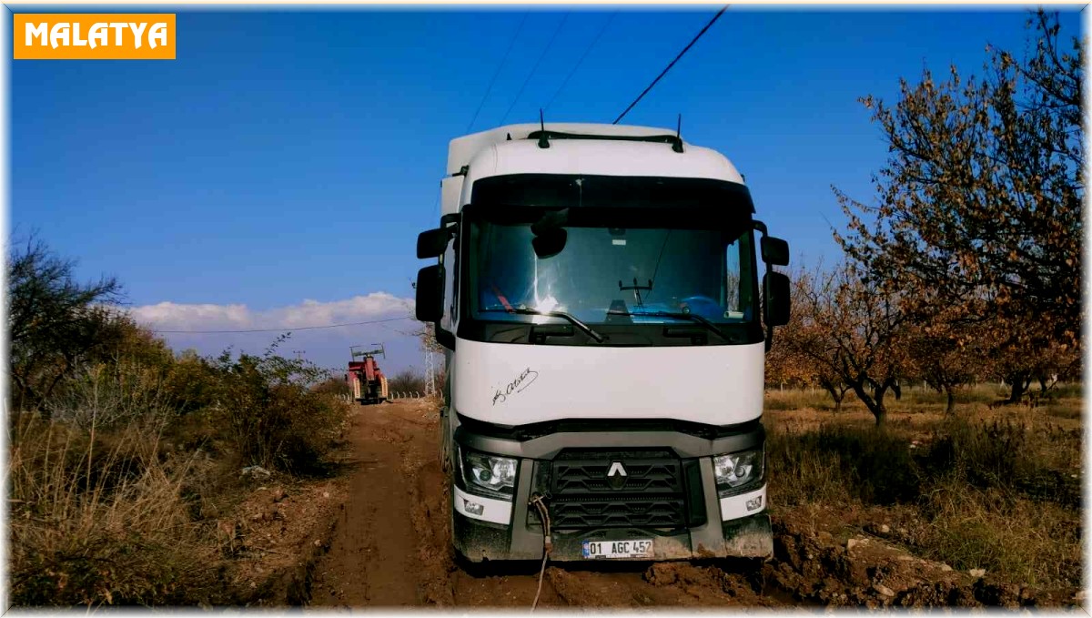 Çamura batan kamyonu kurtarmaya giden vinçte çamura battı