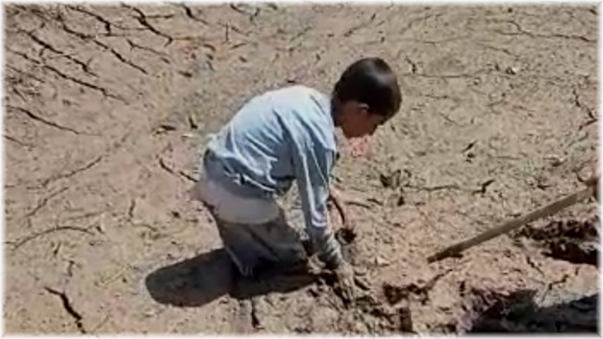 Çamura saplanan 2 çocuğu böyle kurtardı