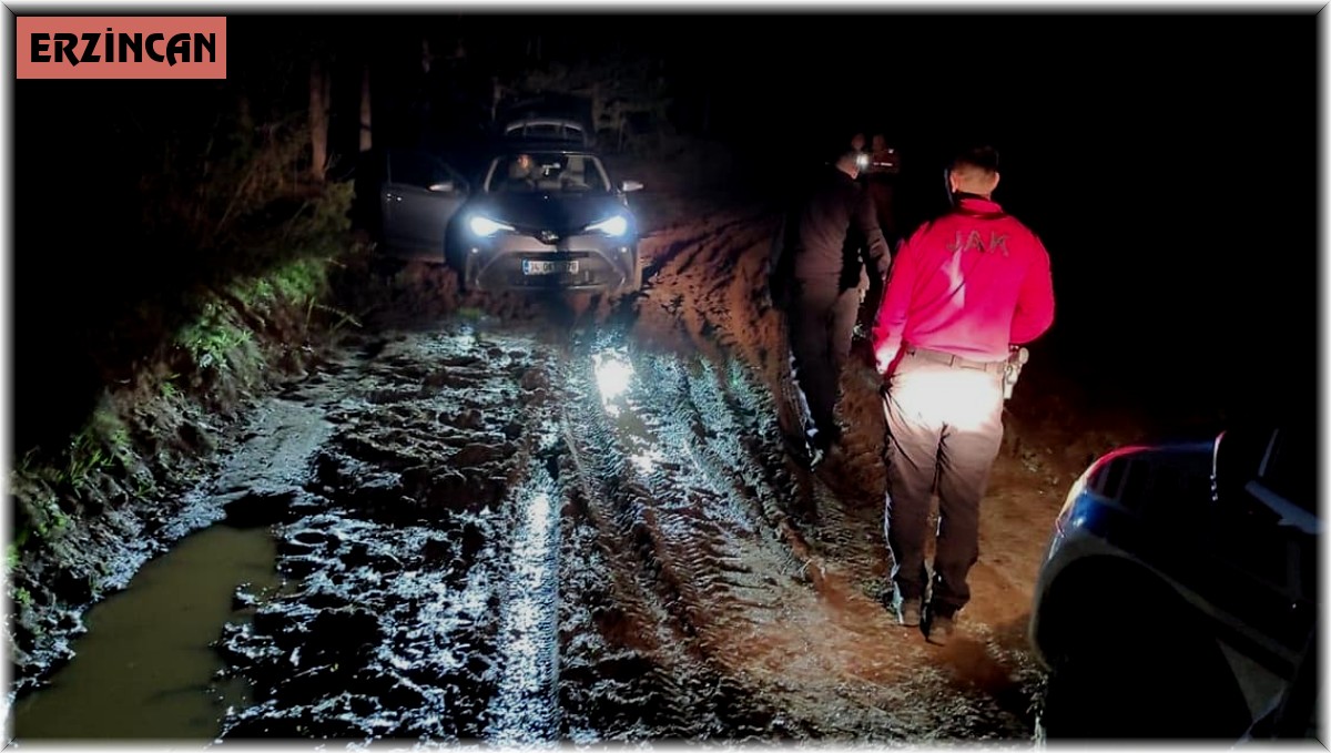 Çamura saplanan aracı jandarma kurtarıldı