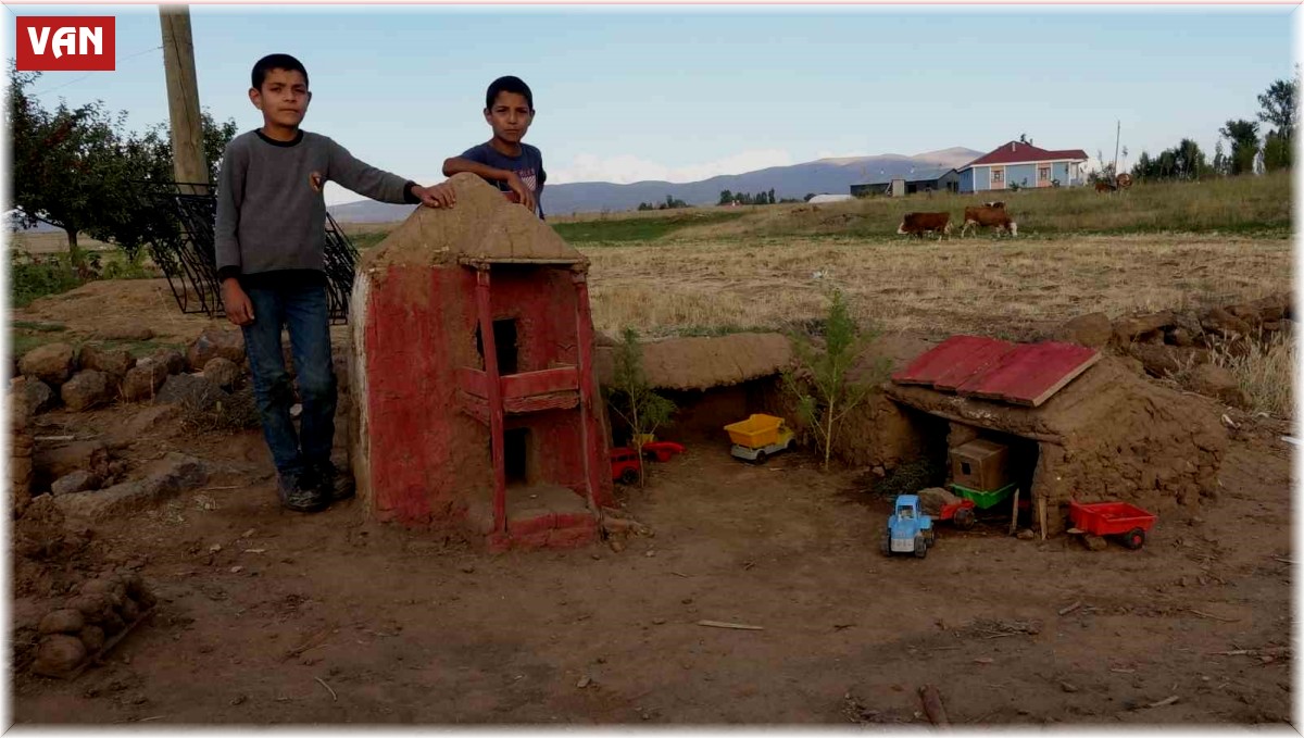 Çamurdan minyatür evler yapan çocuklar