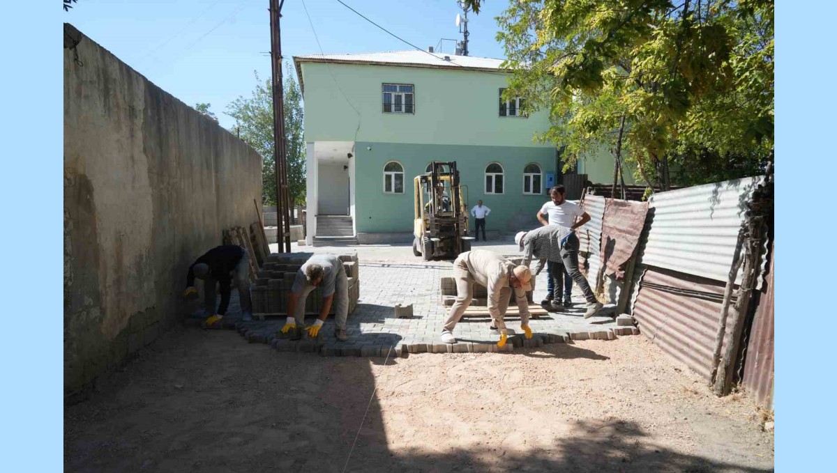 Çamurlu yol sorunu kilitli parke taşıyla çözüme kavuşuyor