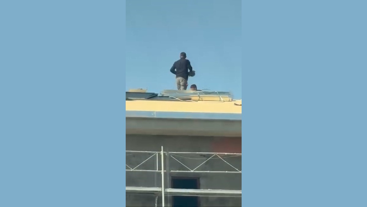 Canlarını hiçe sayarak çatıda önlem almadan çalıştılar