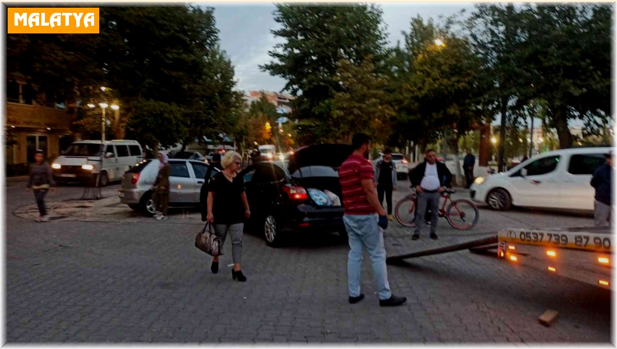 Çarpışan araçlar yayaların arasına daldı: 5 çocuk yaralı