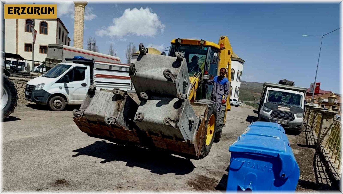 Çat'ta Bayram öncesi çöp konteynerleri yenilendi