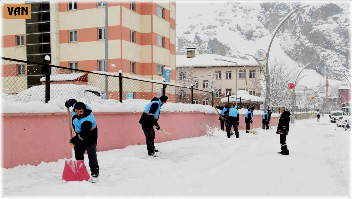 Çatak Belediyesinden karla mücadelede çalışması