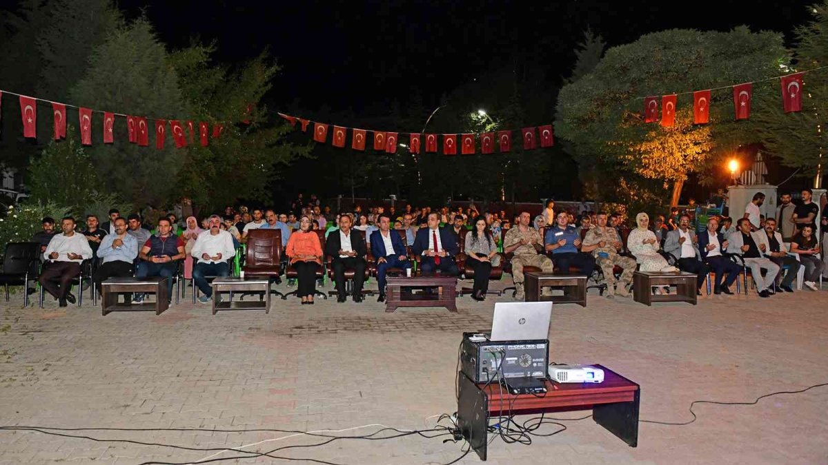 Çatak'ta 15 Temmuz Demokrasi ve Milli Birlik Günü'nde demokrasi nöbeti tutuldu