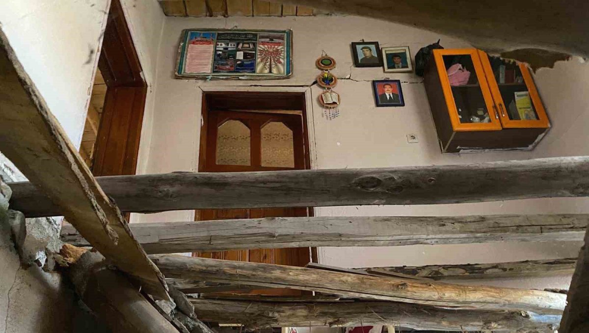 Çatak'ta 2 katlı evin toprak damı çöktü