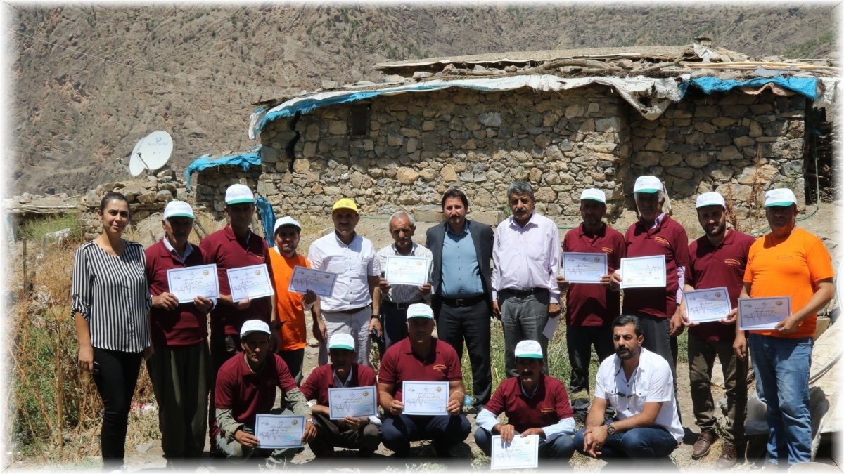 Çatak'ta Bıttım ağaçlarının fıstığa dönüştürülmesi devam ediyor
