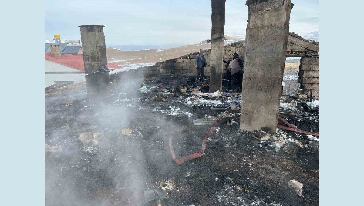 Çatak'ta çatı yangını: 2 kişi dumandan etkilendi