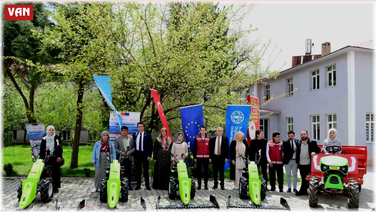 Çatak'ta çiftçilere hibe destekli makine ve ekipman dağıtıldı