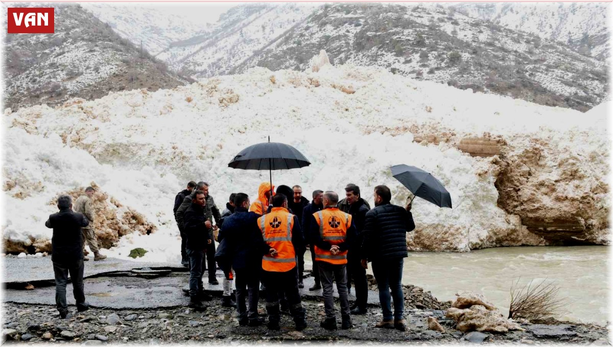 Çatak'ta çığ temizleme çalışmaları devam ediyor