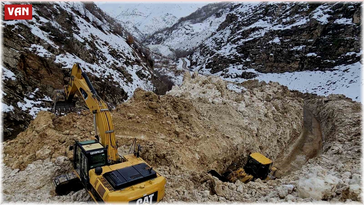 Çatak'ta çığlar düşmeye devam ediyor