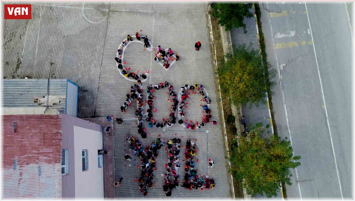 Çatak'ta Cumhuriyet'in 100. yıl koreografisi