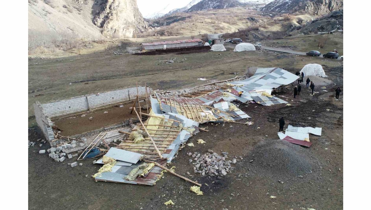 Çatak'ta fırtına çatıları uçurdu