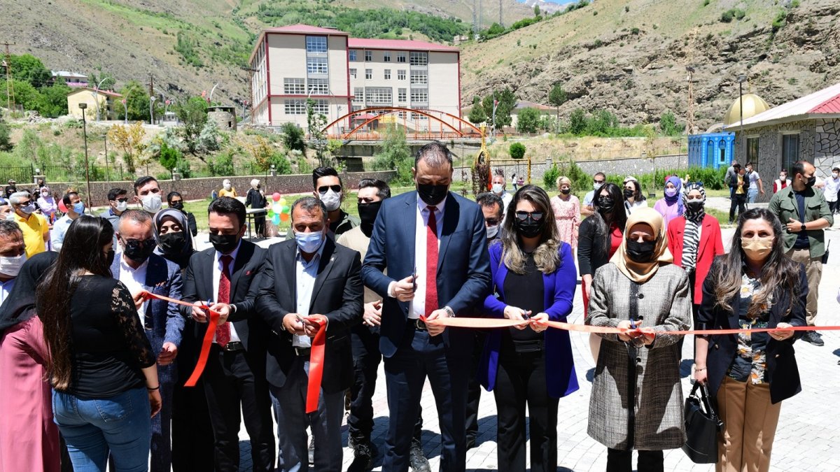 Çatak'ta 'Hayat Boyu Öğrenme' sergisi açıldı