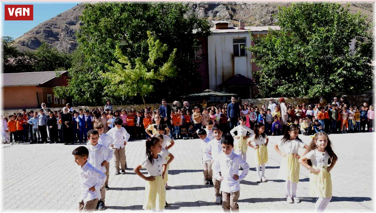 Çatak'ta 'İlköğretim Haftası' coşku ile kutlandı