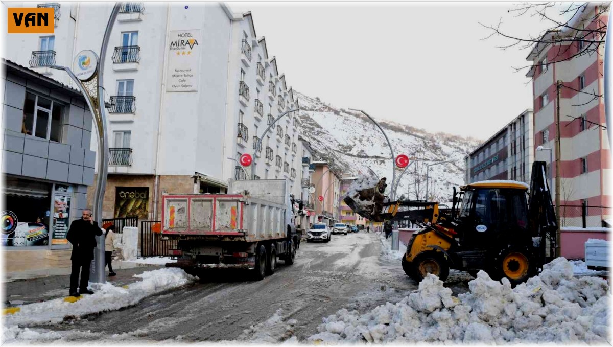 Çatak'ta kar temizliği çalışmaları