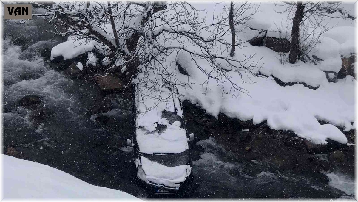 Çatak'ta karlı yolda kayan kamyonet dereye uçtu: 2 yaralı