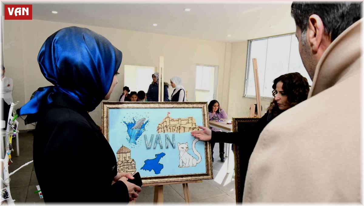 Çatak'ta kursiyerler bir yıllık emeklerini sergiledi