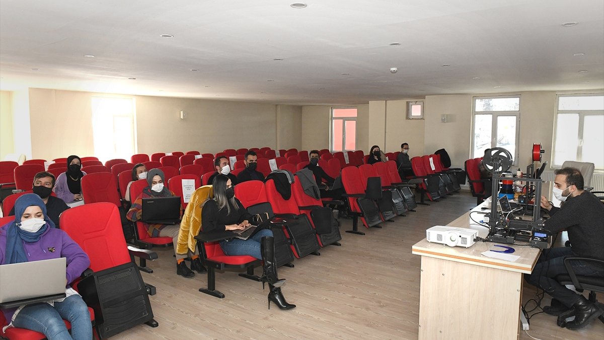 Çatak'ta kurum personeline teknoloji eğitimi verildi