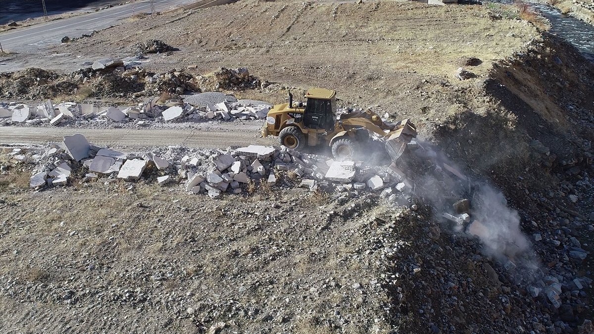 Çatak'ta metruk yapılar yıkıldı