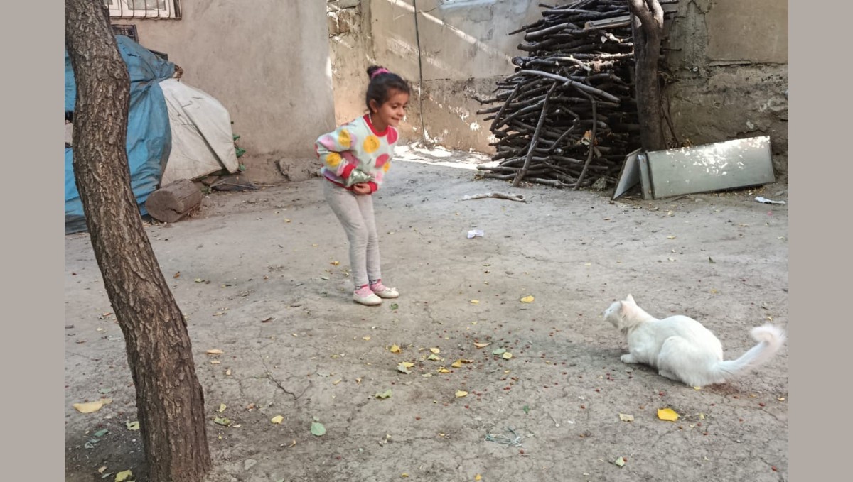 Çatak'ta minik öğrencilerden anlamlı davranış