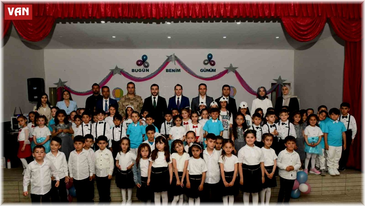 Çatak'ta minik öğrencilerin okuma bayramı