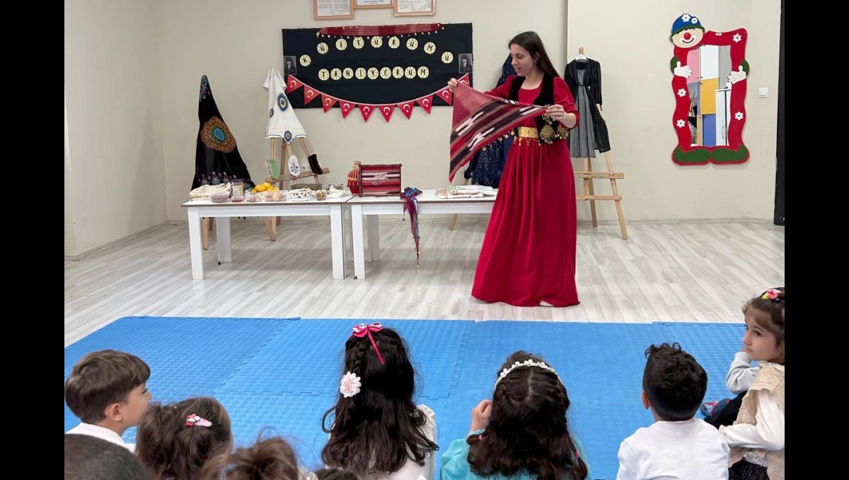 Çatak'ta miniklerden kültürel renklerle Cumhuriyet kutlaması