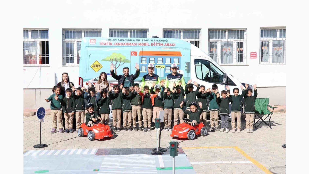Çatak'ta öğrencilere uygulamalı trafik güvenliği eğitimi