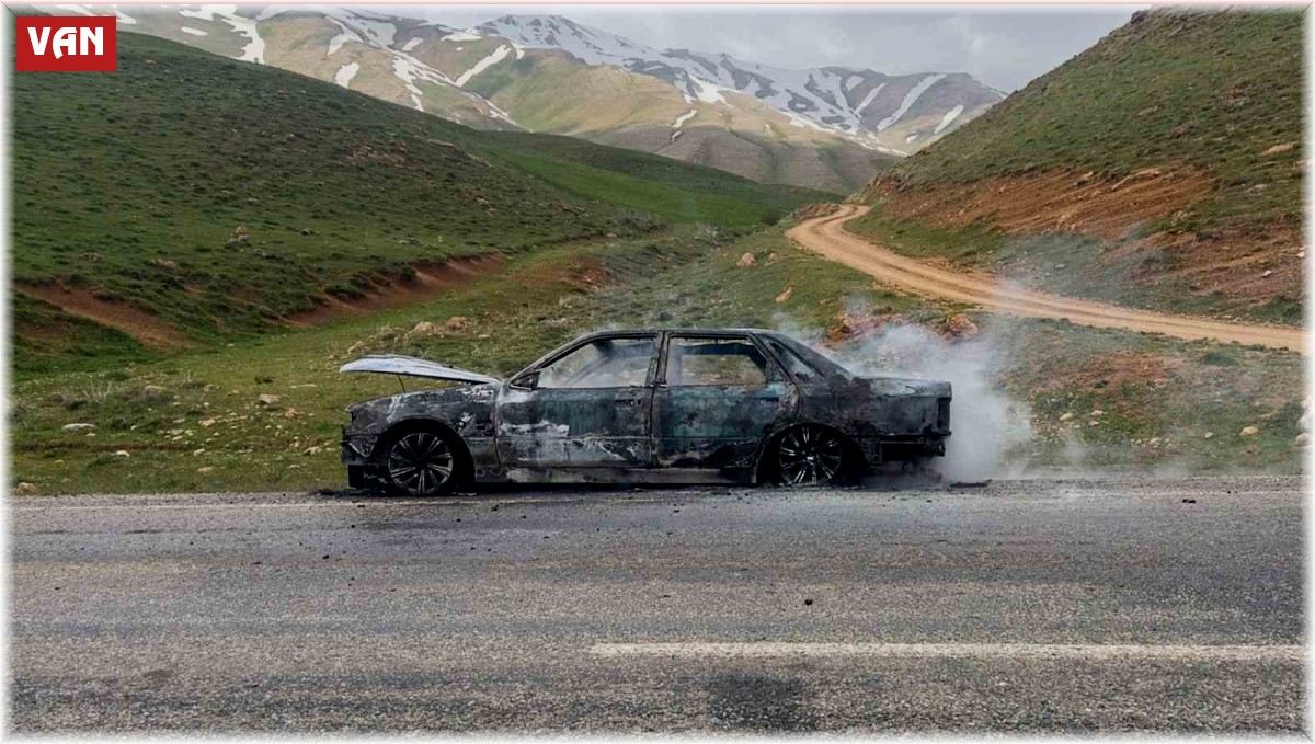 Çatak'ta seyir halindeki otomobil yandı