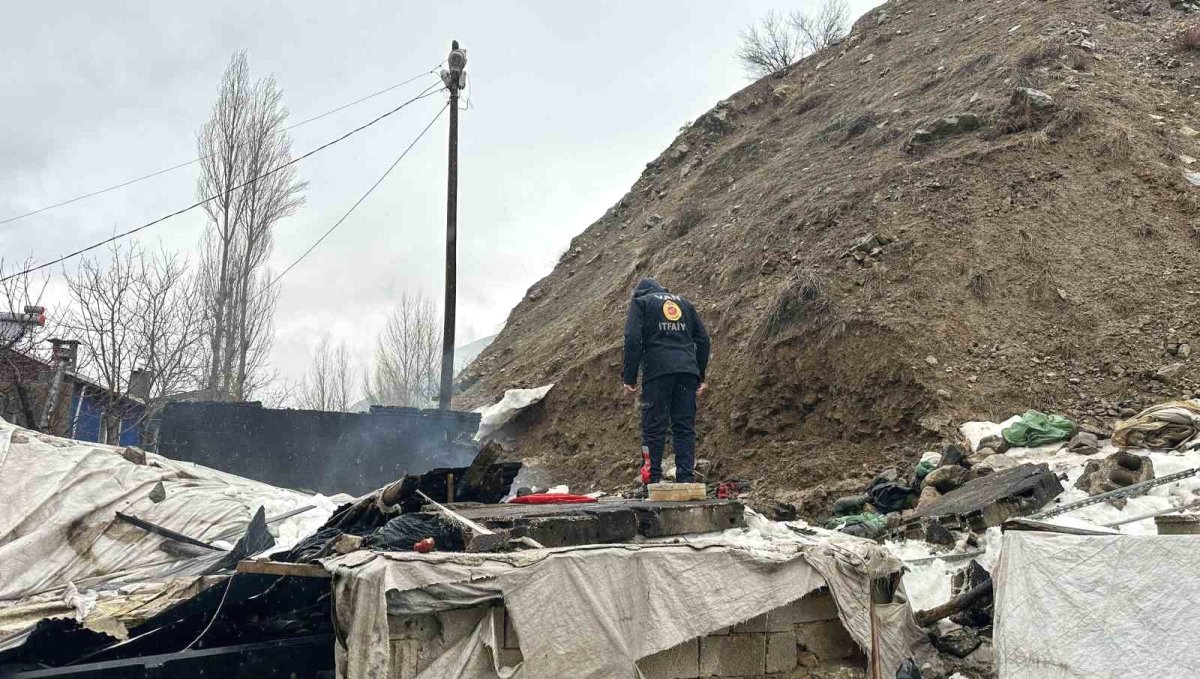 Çatak'ta tandır evi çöktü: Babaanne ile torunu yaralandı